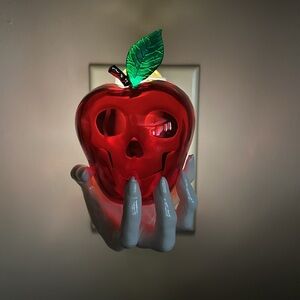 Bath & Body Works EVIL APPLE Nightlight Wallflower SKULL IN APPLE Plug HALLOWEEN